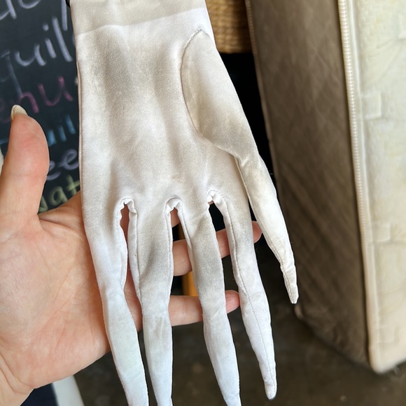 Slender man size 7 strech costume has stains on gloves - Picture 3 of 5
